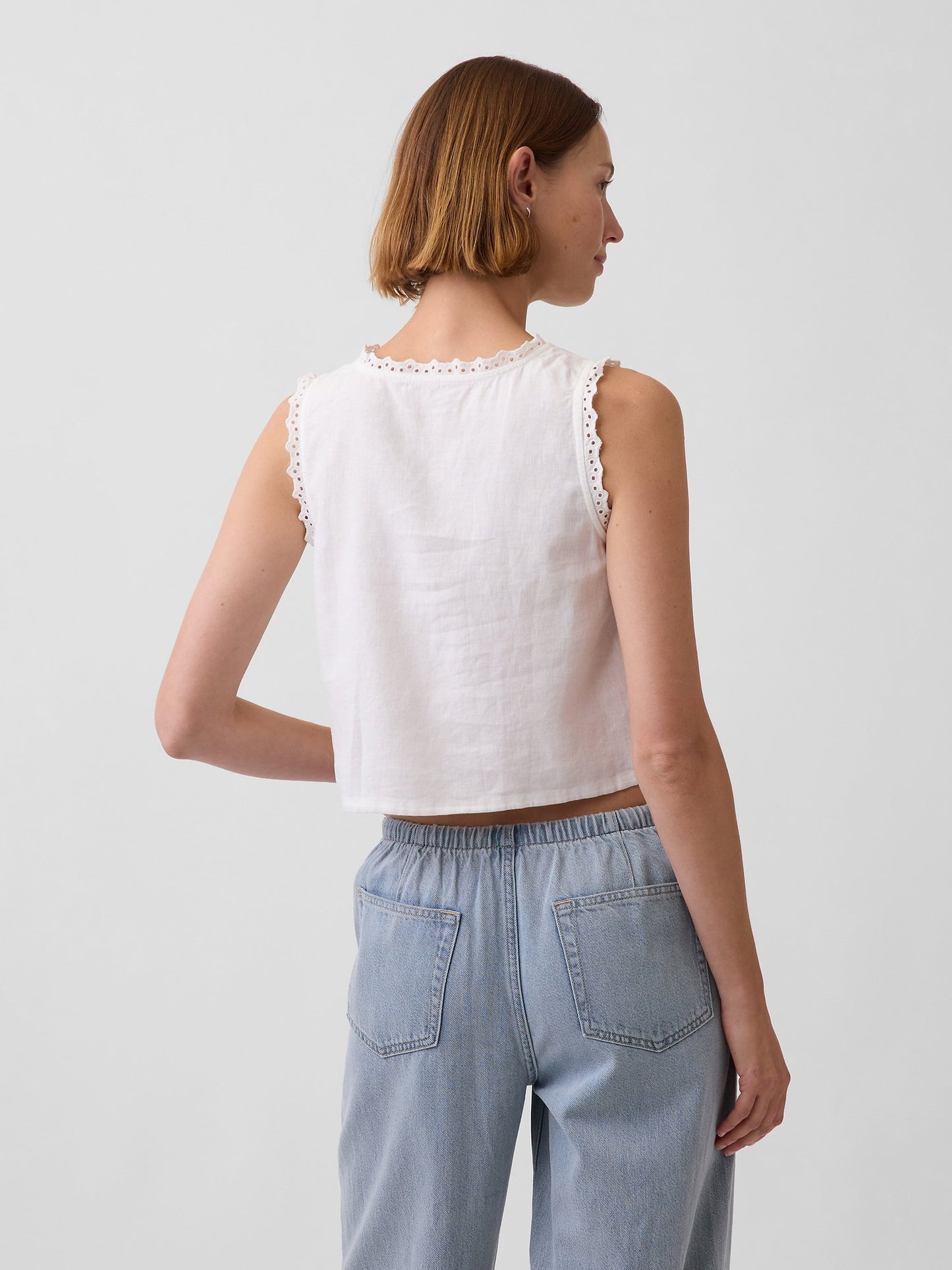 Beyaz Keten Karışımlı Işlemeli Crop Shell Askılı Bluz
