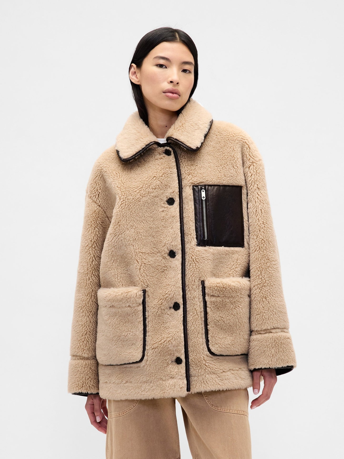 Kahverengi Gap × Sandy Liang Ters Çevirilebilir Vegan Deri Sherpa Ceket