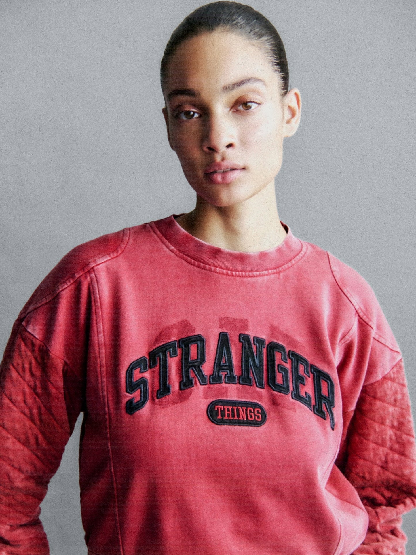 Kırmızı Stranger Things Yastıklı Kol Logolu Sweatshirt