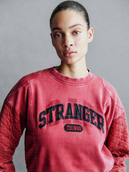 Kırmızı Stranger Things Yastıklı Kol Logolu Sweatshirt
