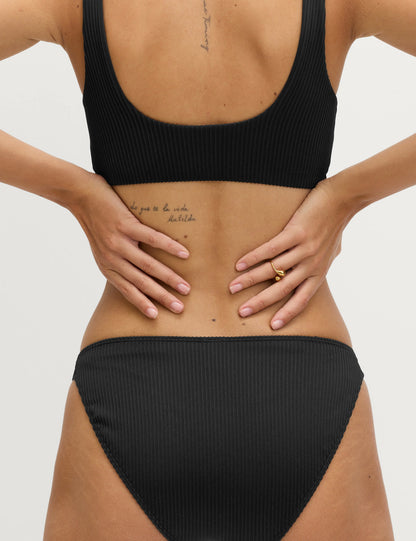 Dokulu Bikini Altı