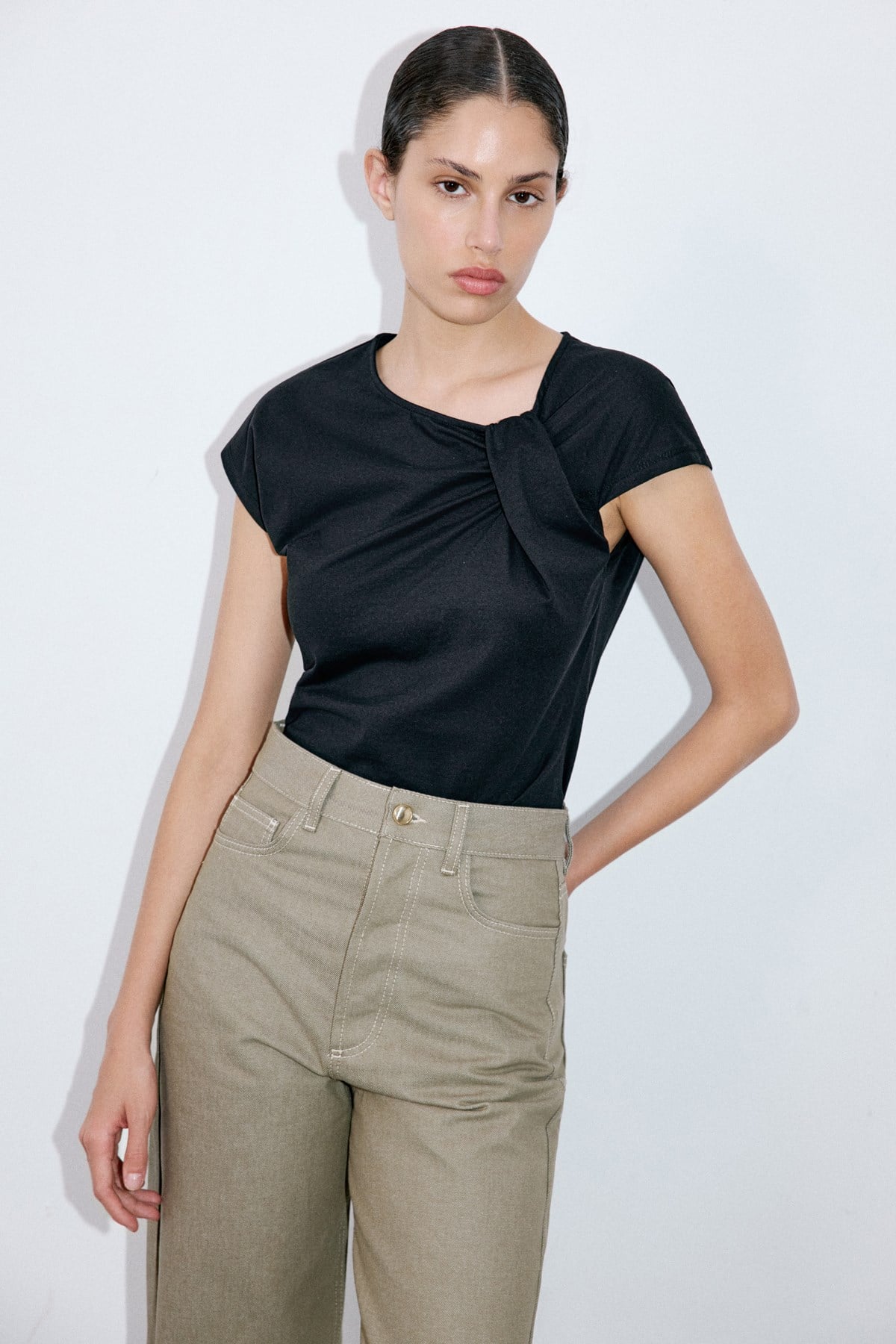 Asimetrik Yaka Drapeli Siyah T-shirt