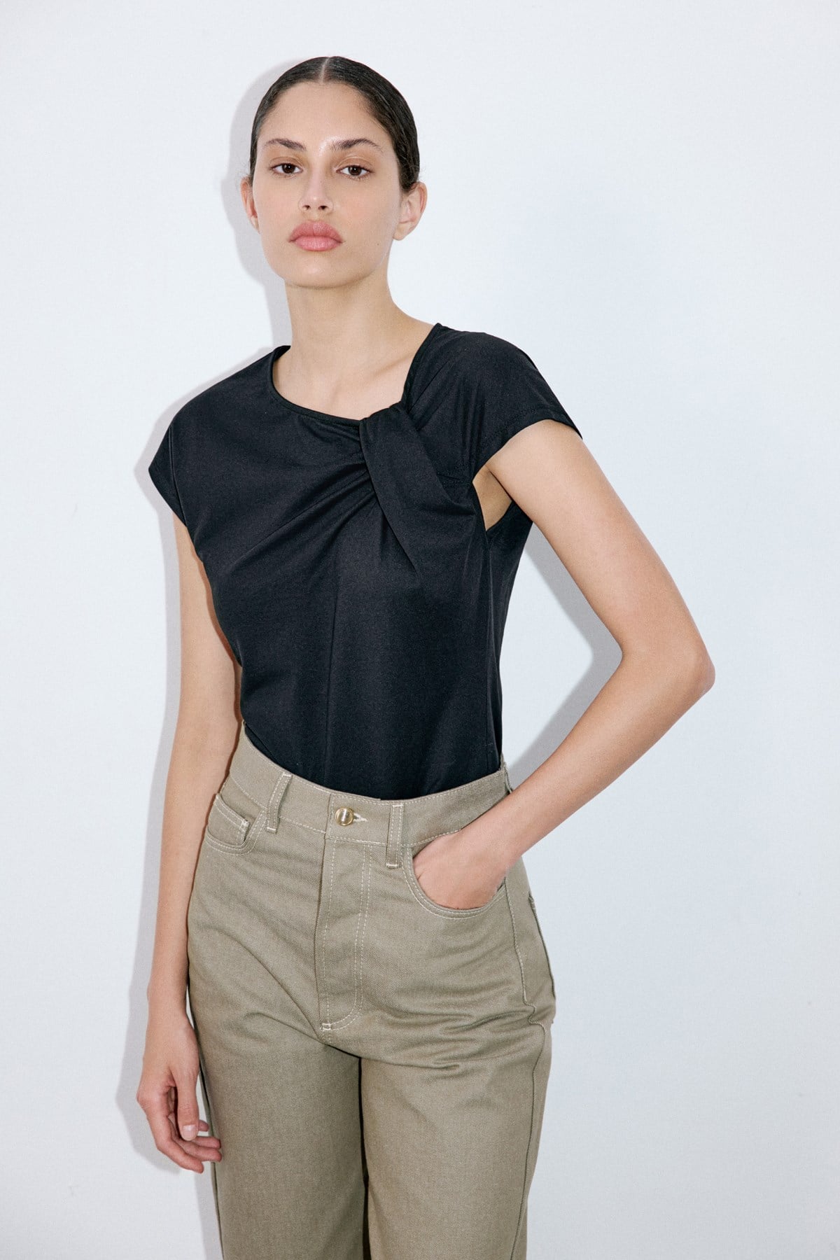Asimetrik Yaka Drapeli Siyah T-shirt