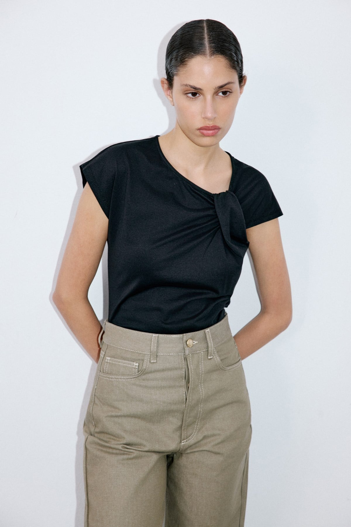 Asimetrik Yaka Drapeli Siyah T-shirt