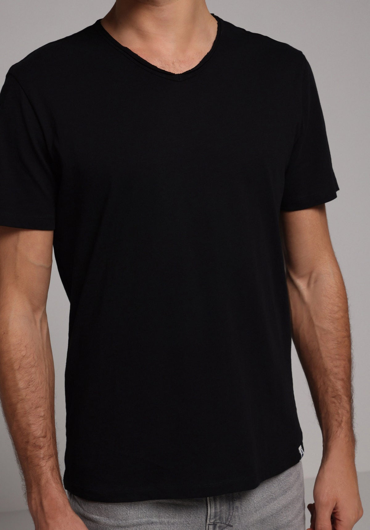 Regular Fit V Yaka Düz Erkek Siyah Kısa Kol Tişört
