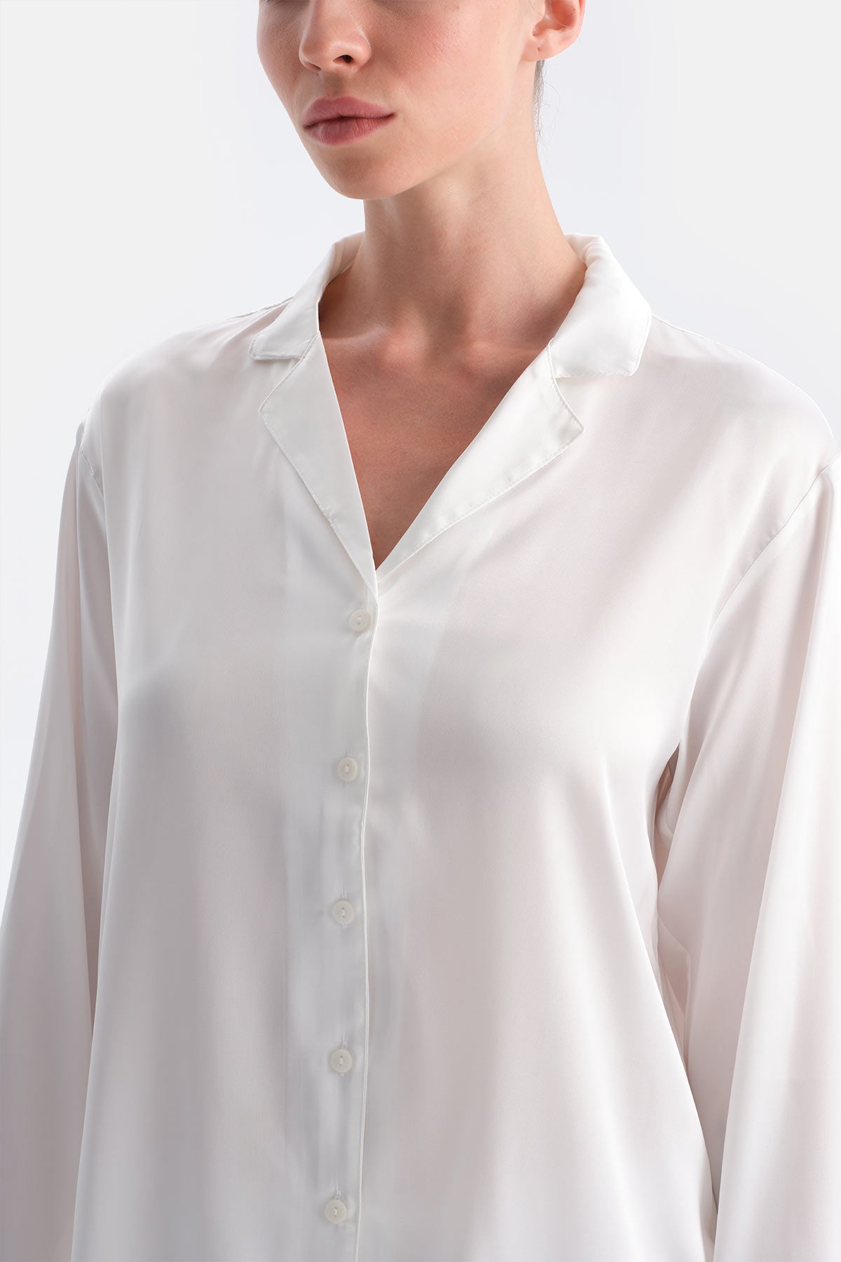 Beyaz Dantel Detaylı Saten Brıde Gömlek