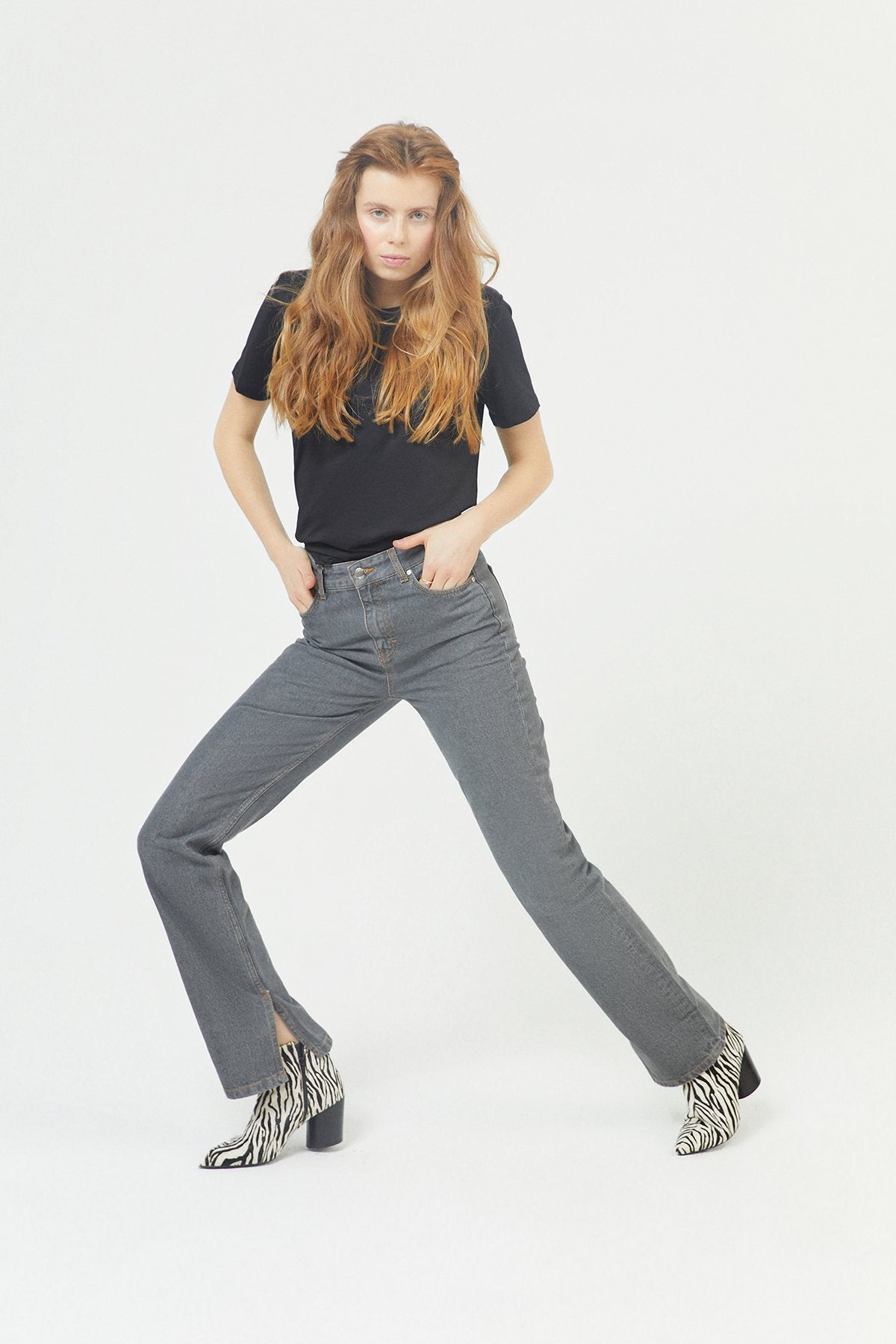 Gri Yırtmaçlı Düz Kesim Jean