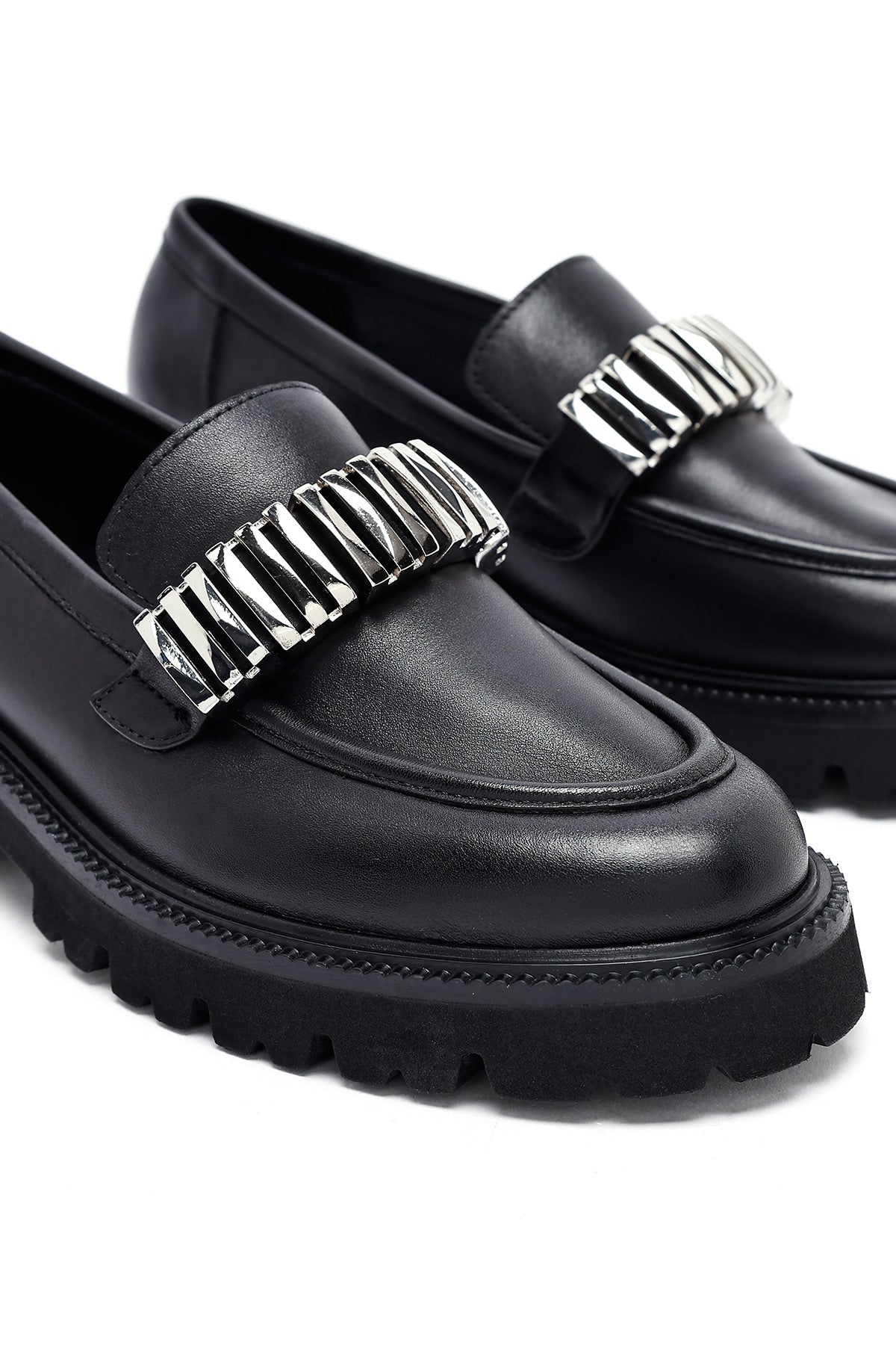 Kadın Siyah Aksesuarlı Deri Maskülen Loafer