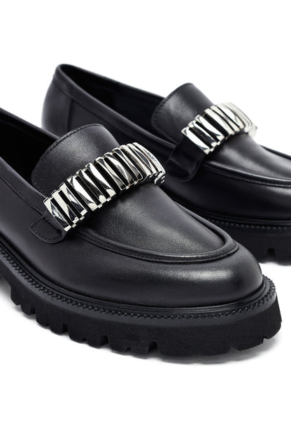 Kadın Siyah Aksesuarlı Deri Maskülen Loafer