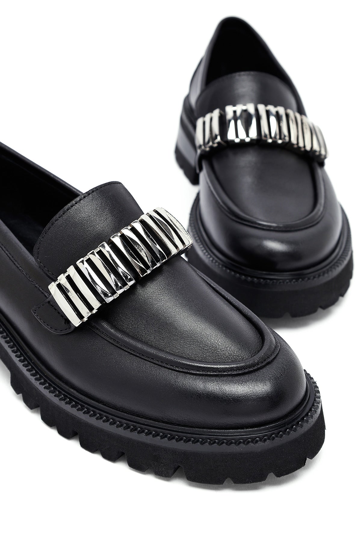 Kadın Siyah Aksesuarlı Deri Maskülen Loafer