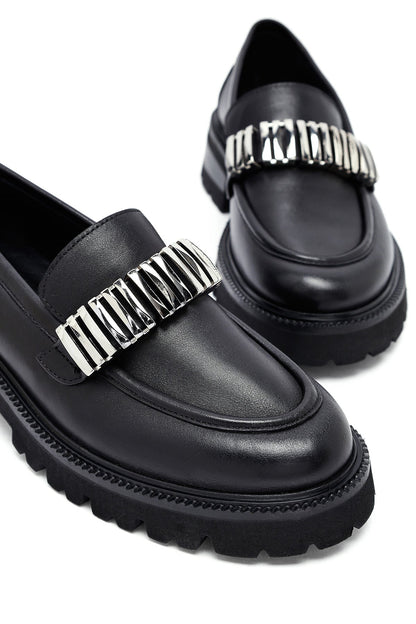 Kadın Siyah Aksesuarlı Deri Maskülen Loafer
