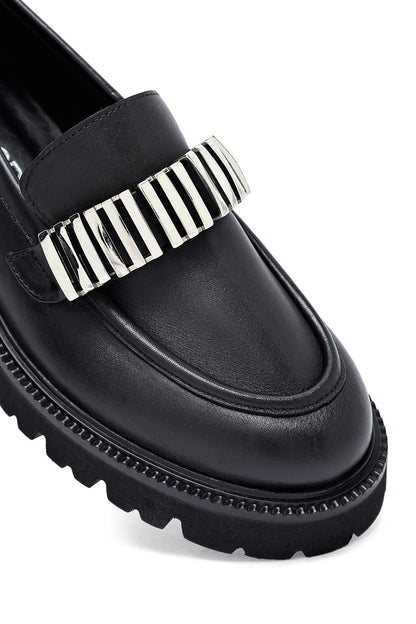 Kadın Siyah Aksesuarlı Deri Maskülen Loafer