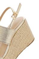 Kadın Altın Bilekten Tokalı Dolgu Topuklu Metalik Sandalet