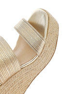 Kadın Altın Bilekten Tokalı Dolgu Topuklu Metalik Sandalet