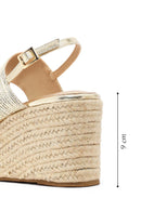 Kadın Altın Bilekten Tokalı Dolgu Topuklu Metalik Sandalet