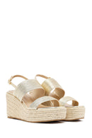 Kadın Altın Bilekten Tokalı Dolgu Topuklu Metalik Sandalet