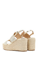 Kadın Altın Bilekten Tokalı Dolgu Topuklu Metalik Sandalet