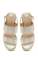 Kadın Altın Bilekten Tokalı Dolgu Topuklu Metalik Sandalet