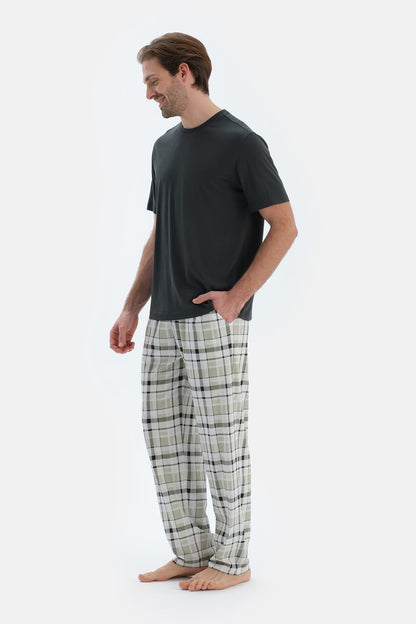 Siyah Kısa Kollu Ekose Pantolonlu Pijama Takımı