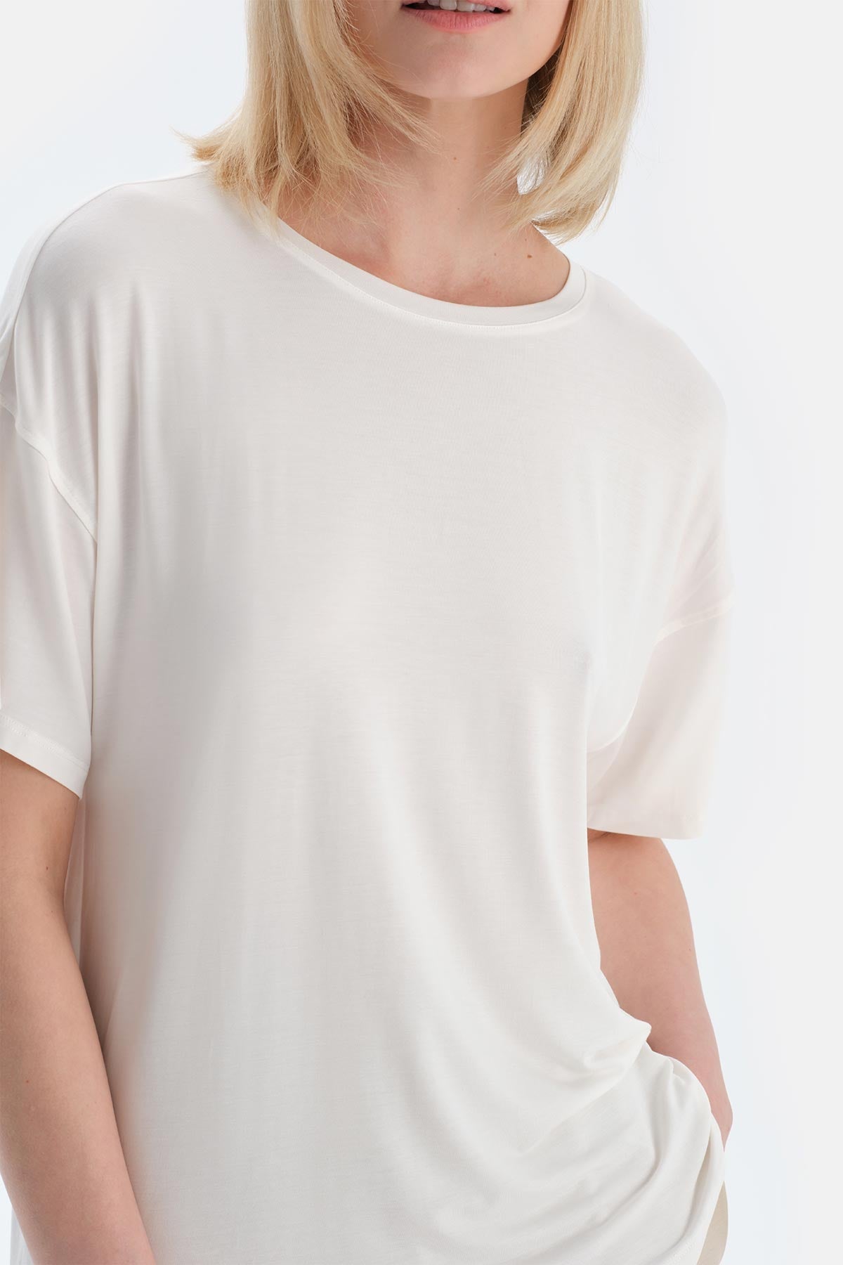 Ekru Bisiklet Yaka Kısa Kollu Modal Tişört