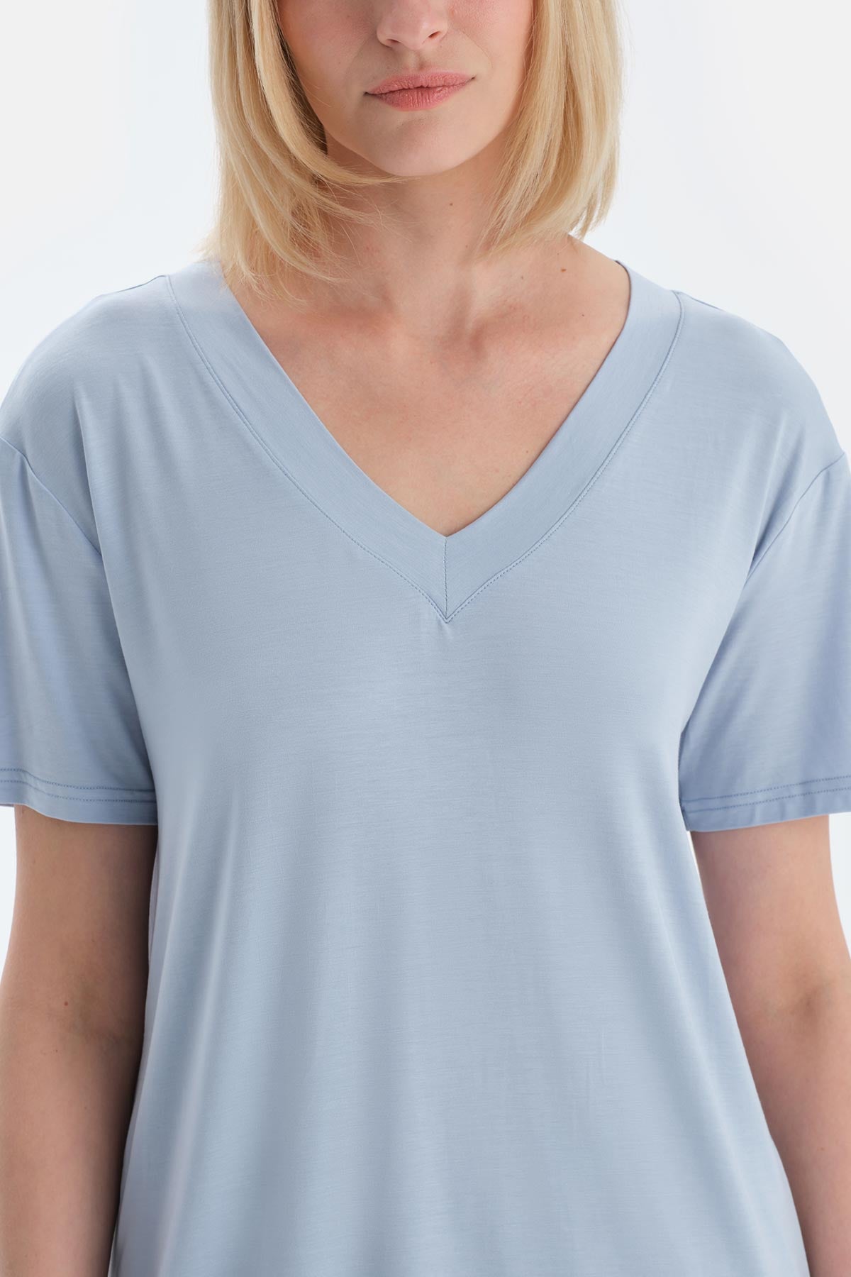 Buz Mavisi V Yaka Kısa Kollu Modal Tişört