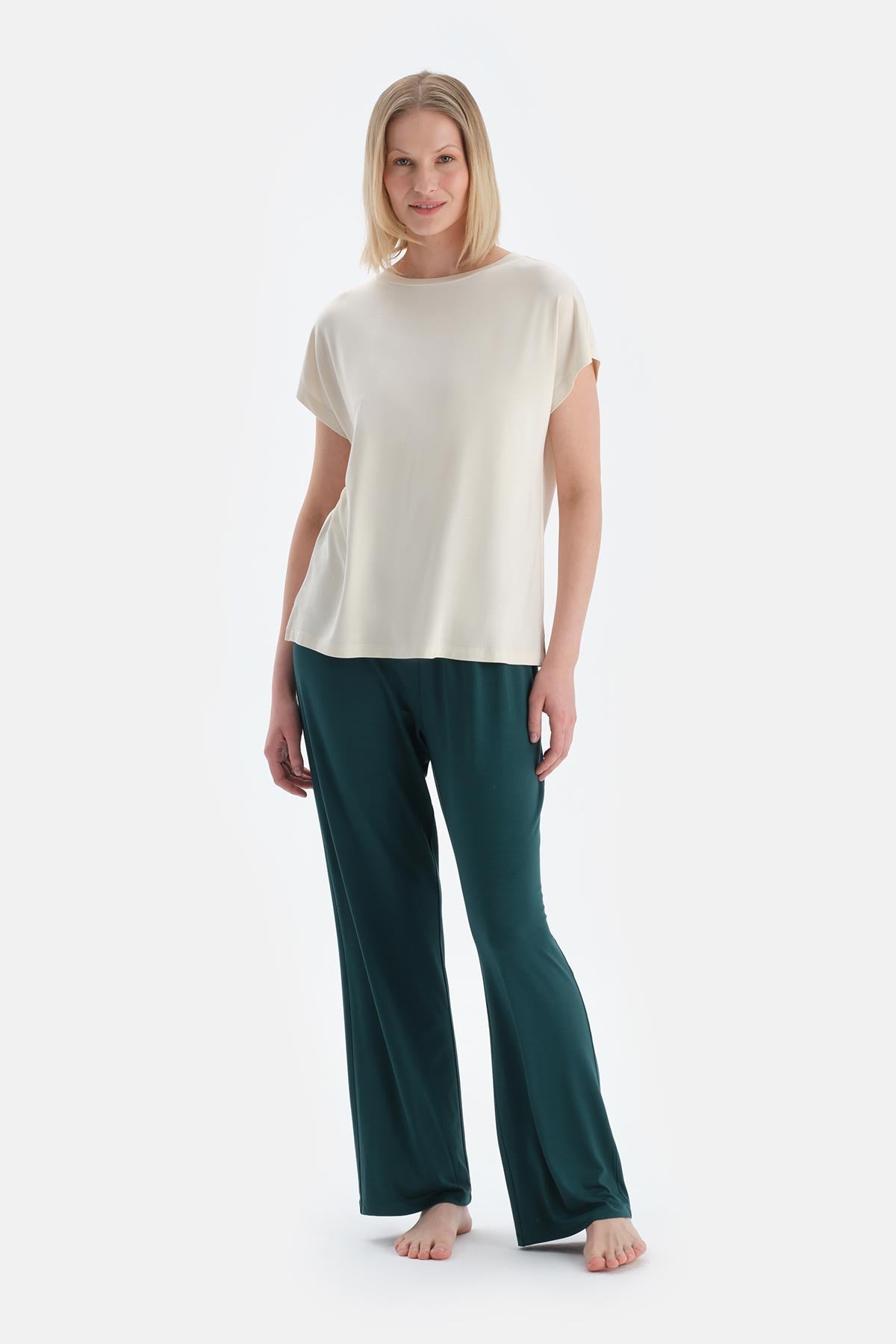 Ekru Düşük Omuzlu Kısa Kollu Viskon Tişört Pantolon Pijama Takımı