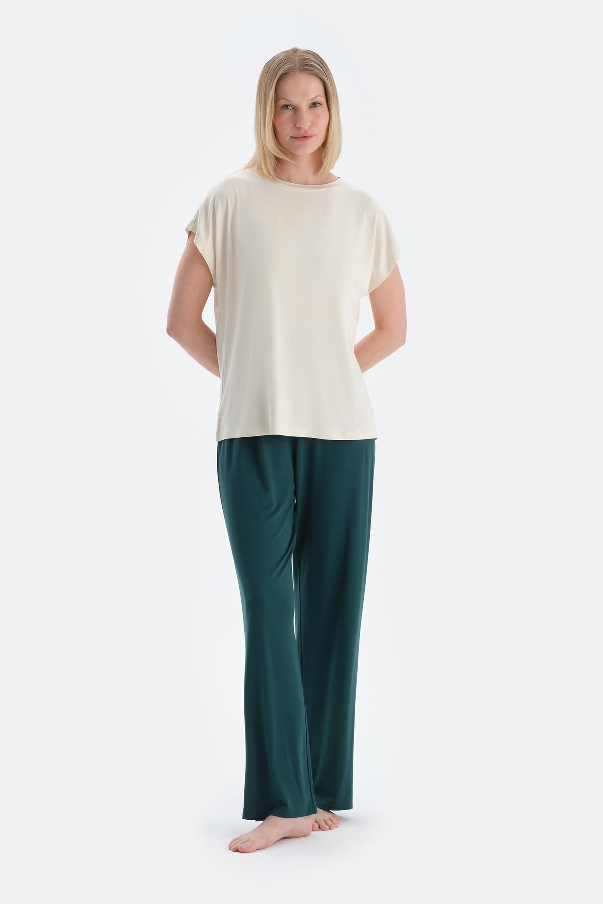 Ekru Düşük Omuzlu Kısa Kollu Viskon Tişört Pantolon Pijama Takımı