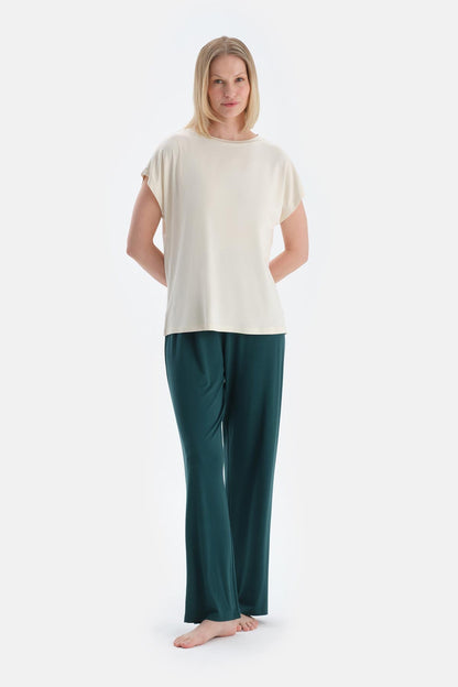 Ekru Düşük Omuzlu Kısa Kollu Viskon Tişört Pantolon Pijama Takımı