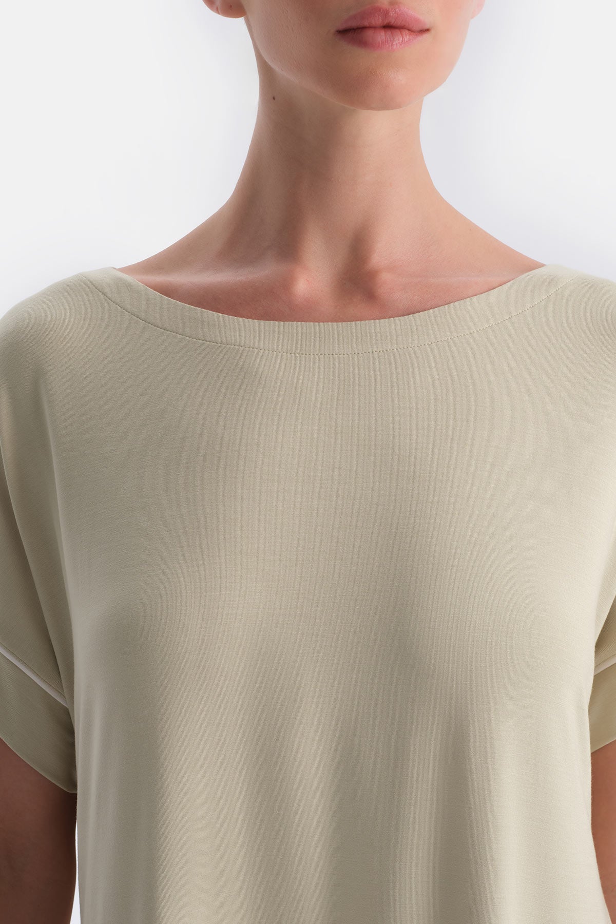 Ada Çayı Düşük Omuzlu Kısa Kollu Viskon Gecelik