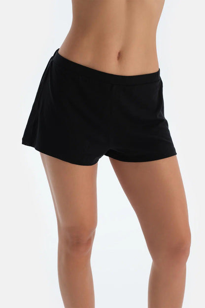 Siyah Basic Yanı Şerit Dantel Detaylı Şort