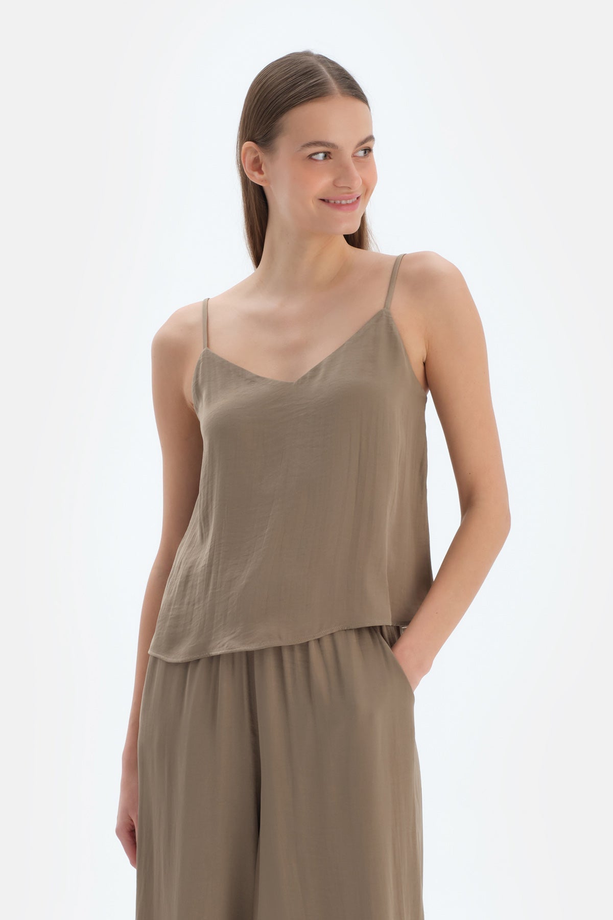 Haki Aksesuar Detaylı Saten Atlet