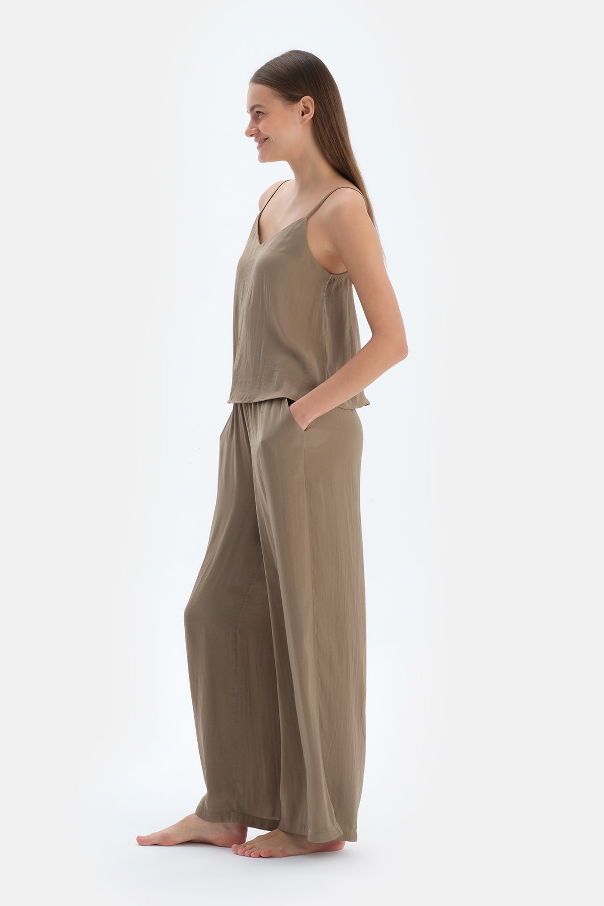 Haki Aksesuar Detaylı Saten Atlet