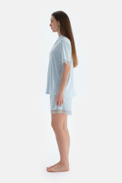 Açık Mavi Dantel Detaylı Kısa Kollu Gömlek Şort Pijama Takımı