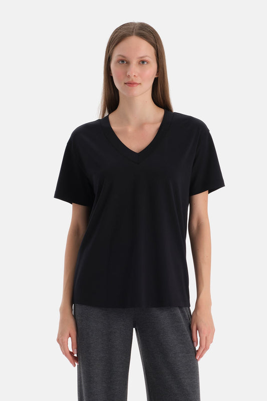 Siyah V Yaka Kısa Kollu Tişört