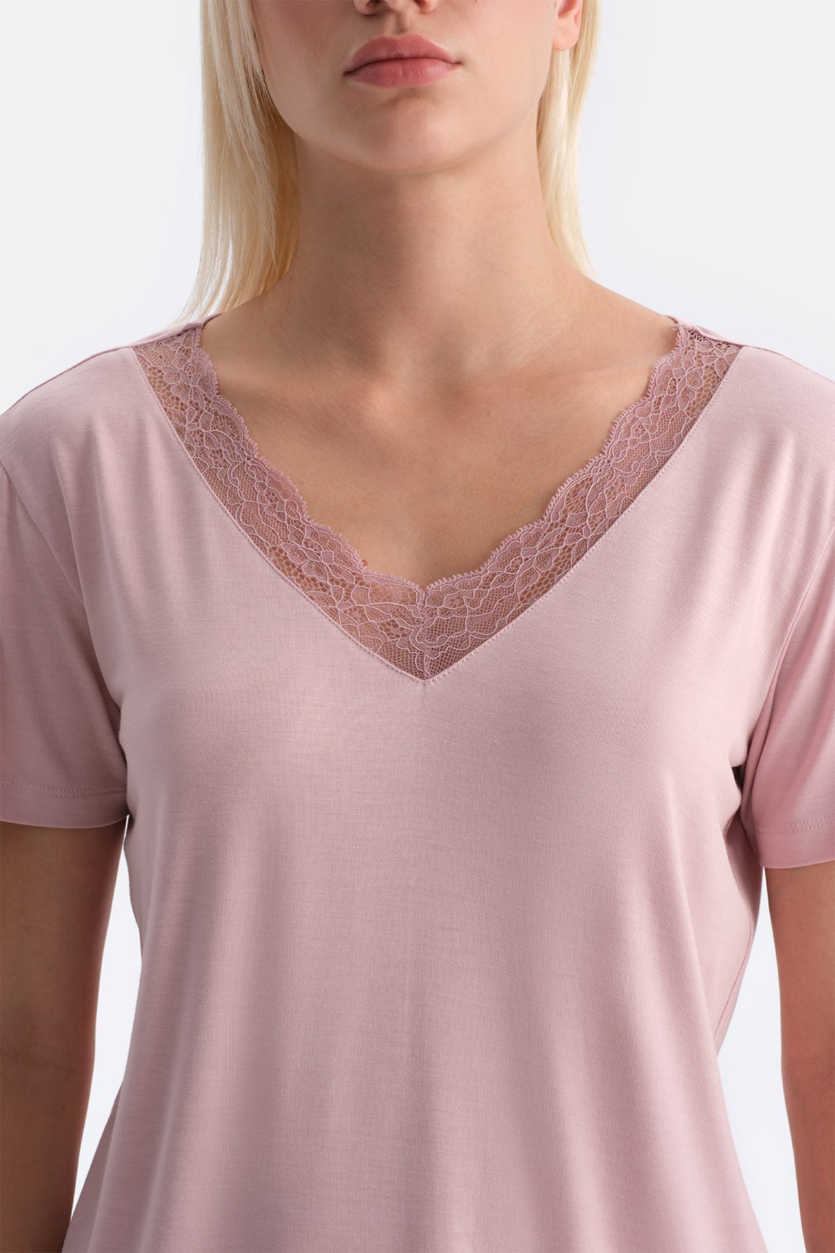 V Yaka Dantel Detayli Tişört Pantolon Takim