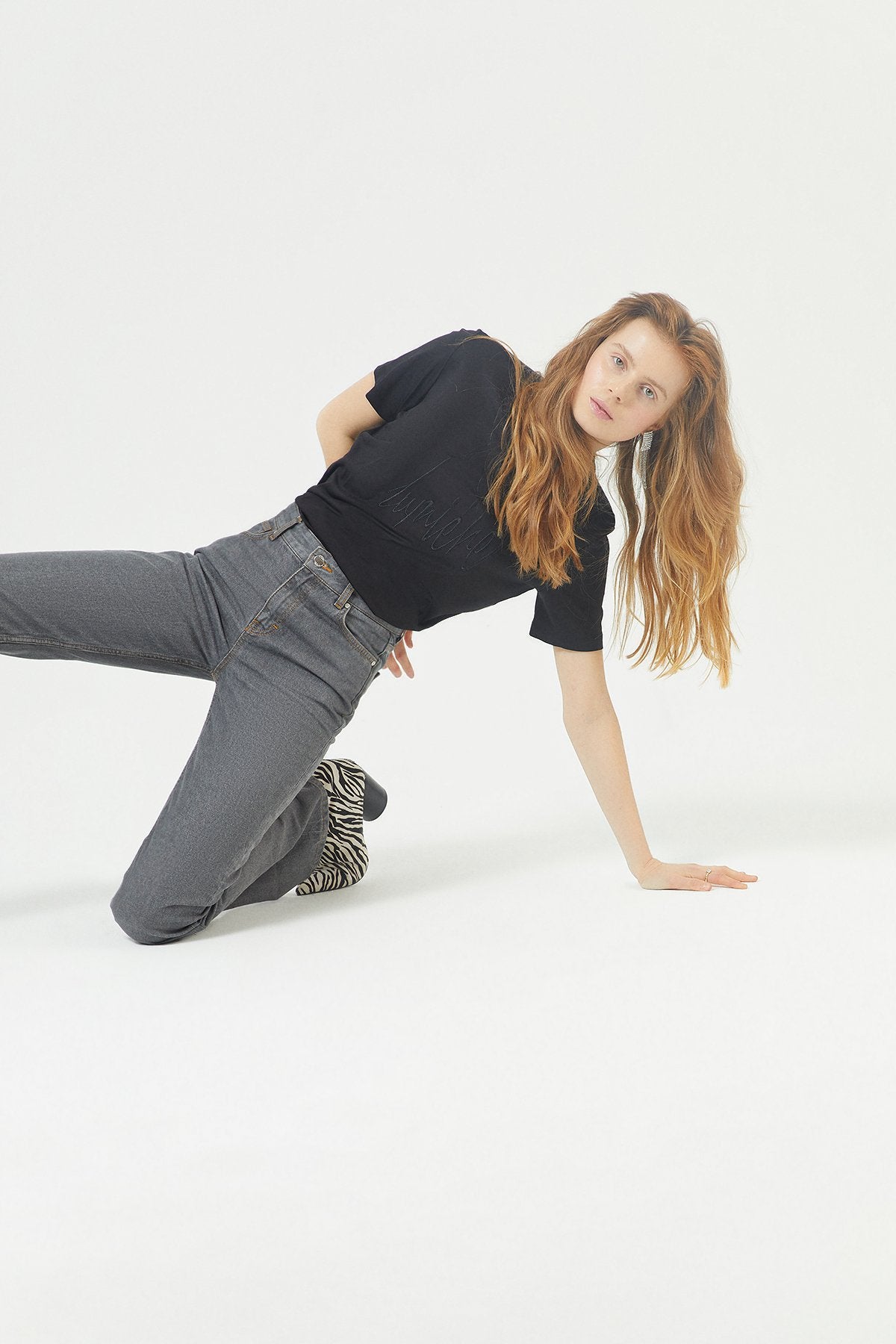 Gri Yırtmaçlı Düz Kesim Jean