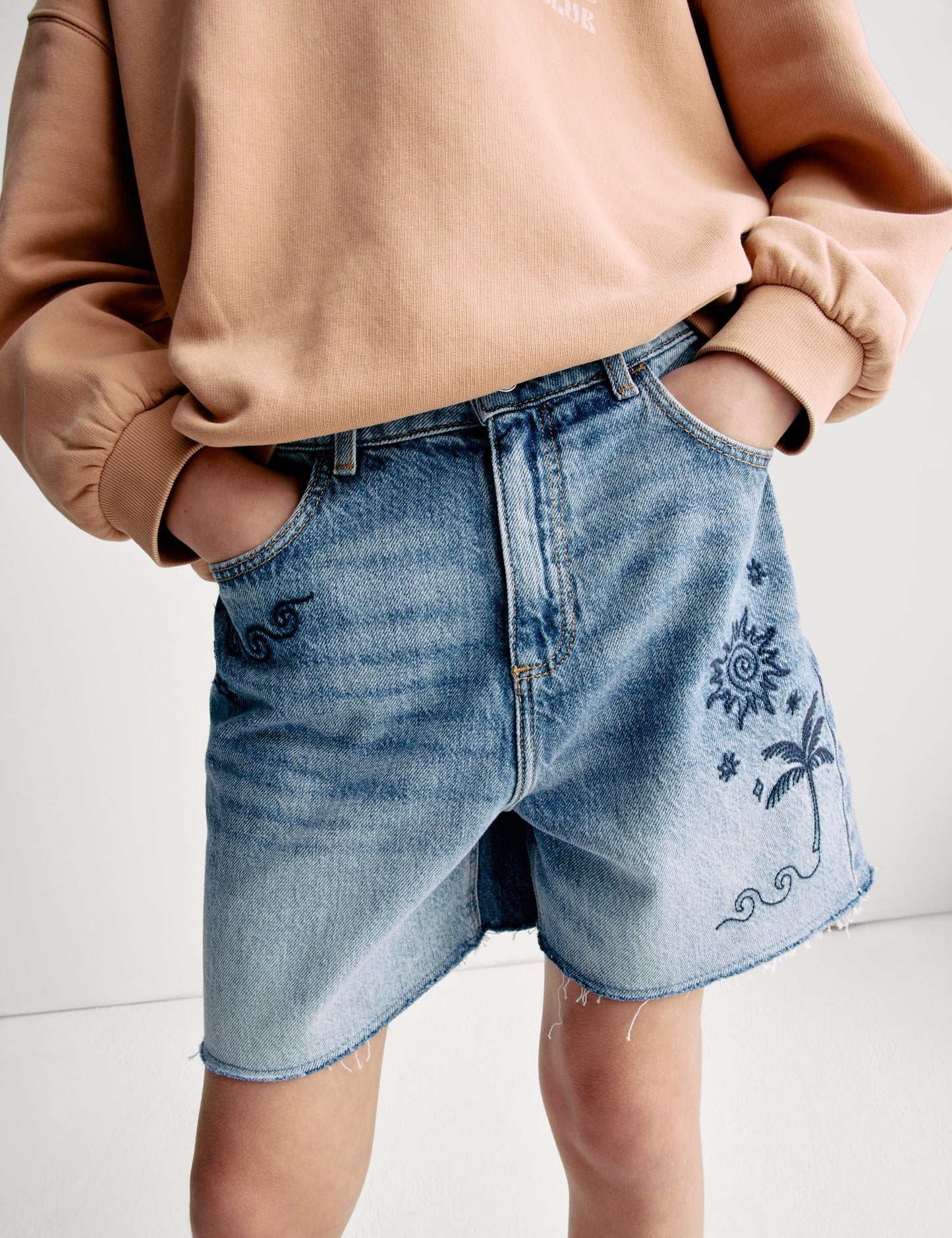 Çiçek Nakışlı Denim Şort (6–16 Yaş)