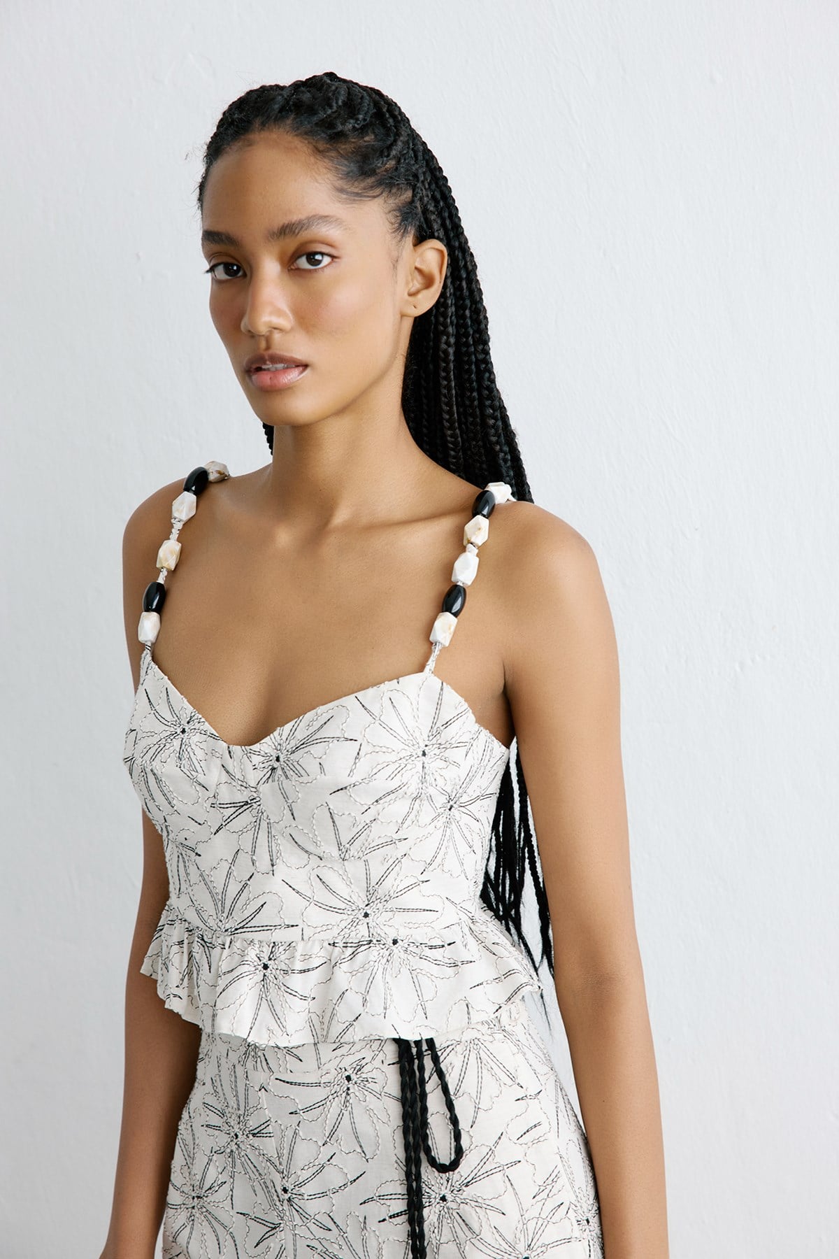 Kalp Yaka Nakışlı Crop Ekru Bluz