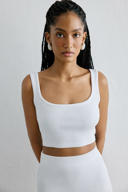 Kare Yaka Kalın Askılı Beyaz Crop Bluz