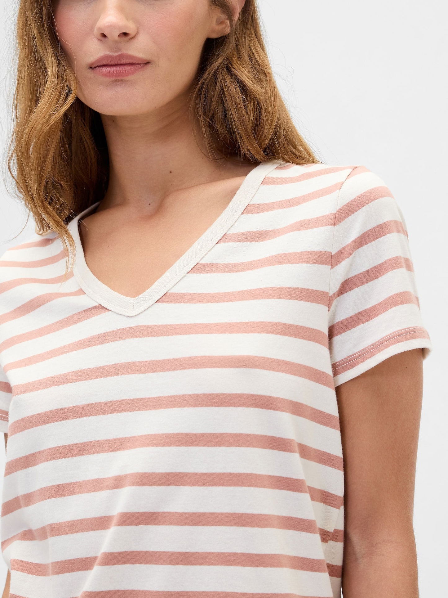 Pembe V Yaka T-shirt