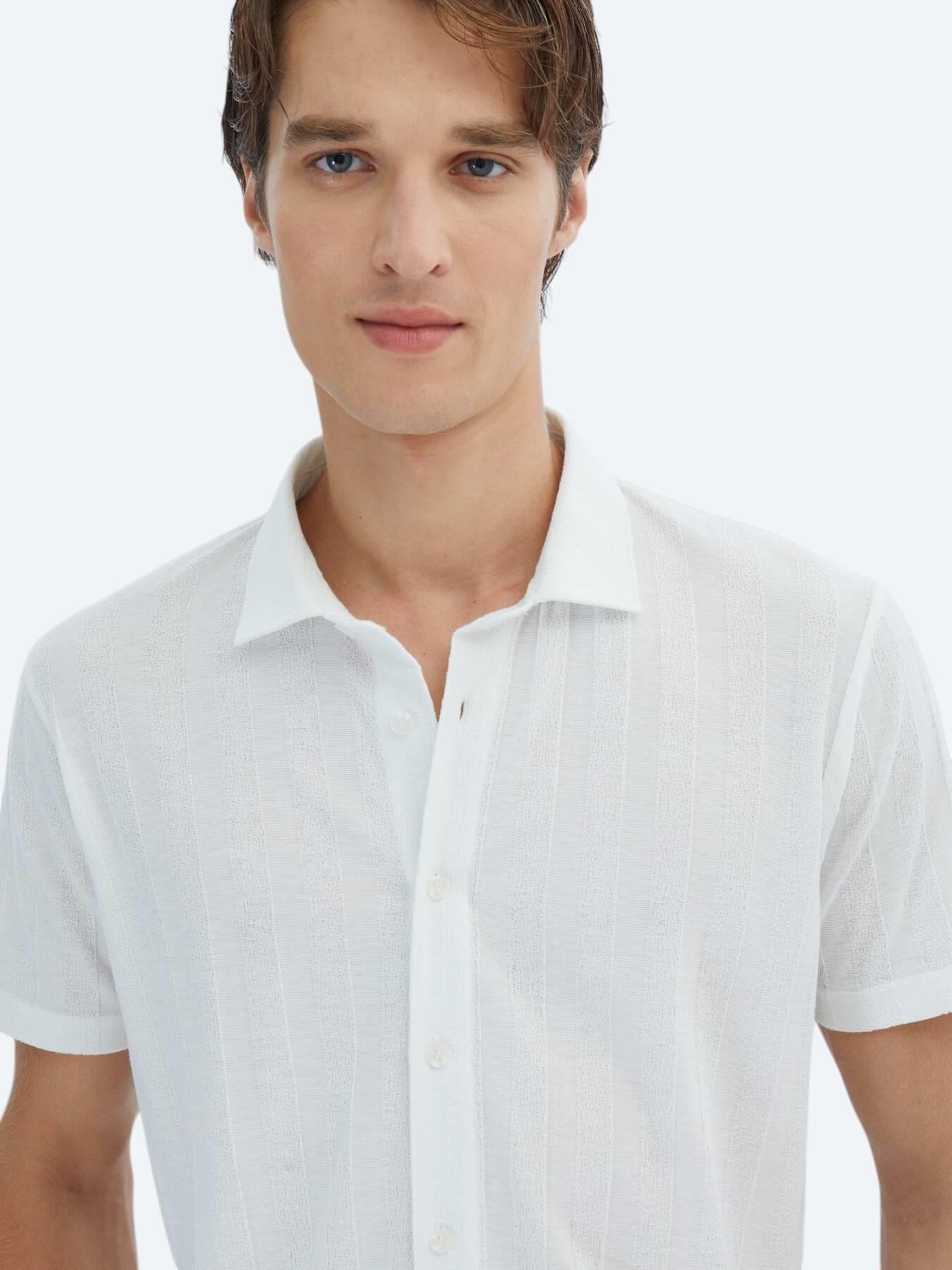Beyaz Desenli Regular Fit Kısa Casual Gömlek