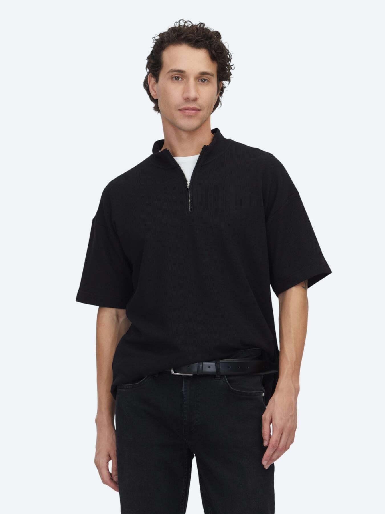 Siyah Desenli Dik Yaka T-shirt