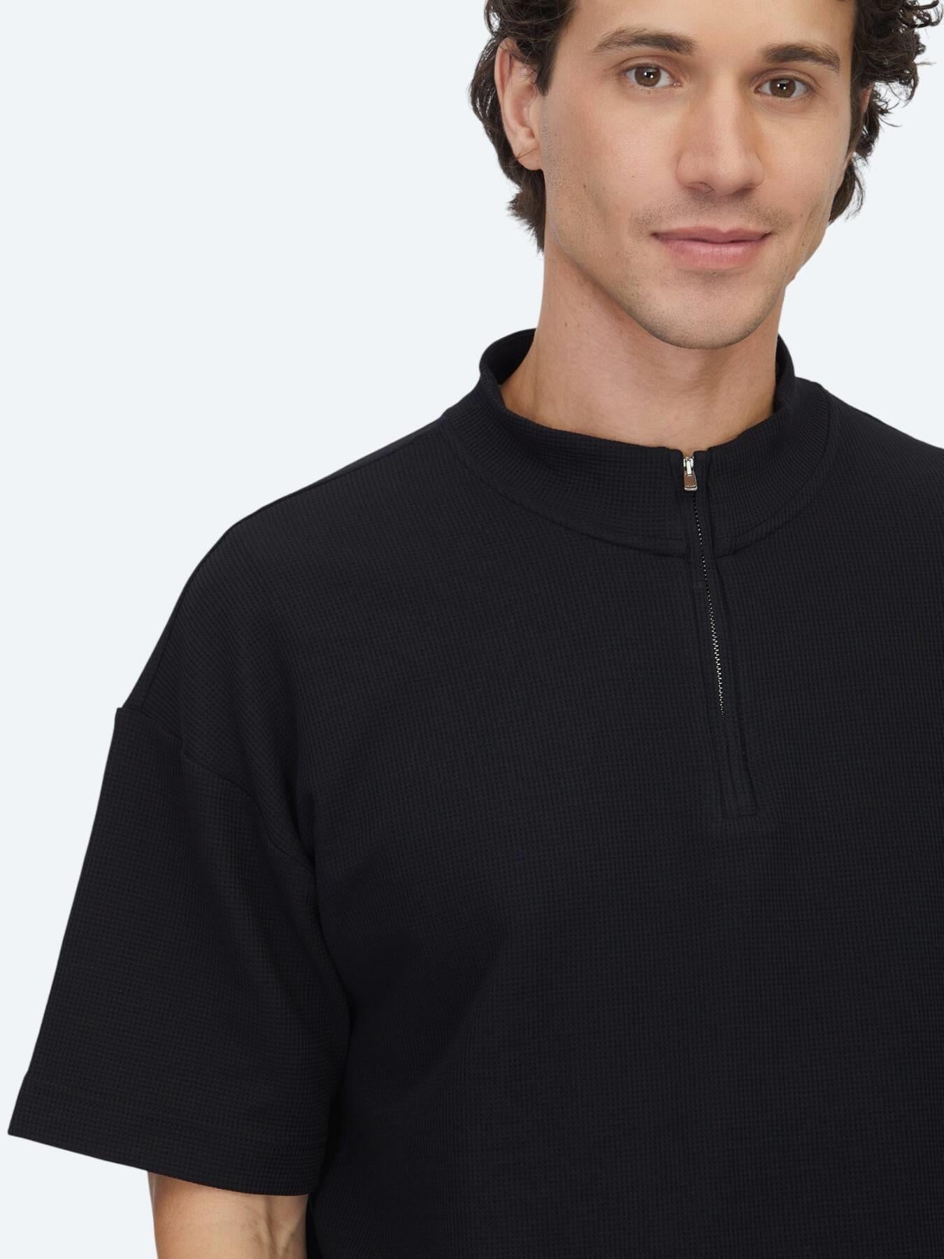 Siyah Desenli Dik Yaka T-shirt