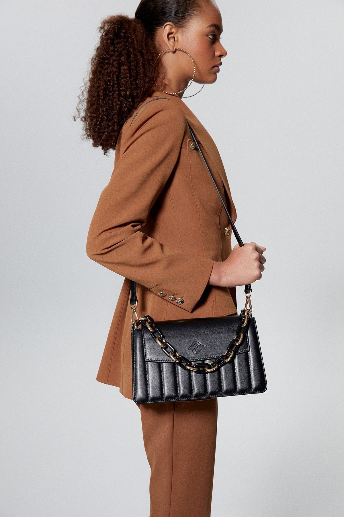 Zincir Askılı Siyah Çapraz Çanta