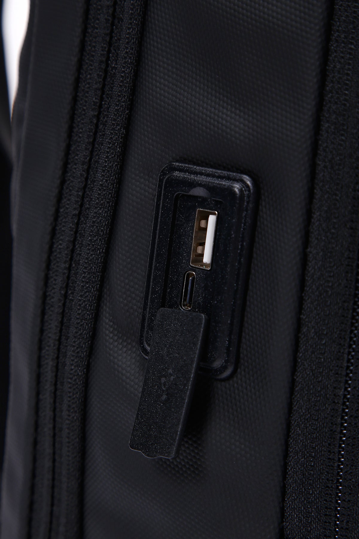 D-pack Erkek Siyah Teknolojik Hardcase Sırt Çantası