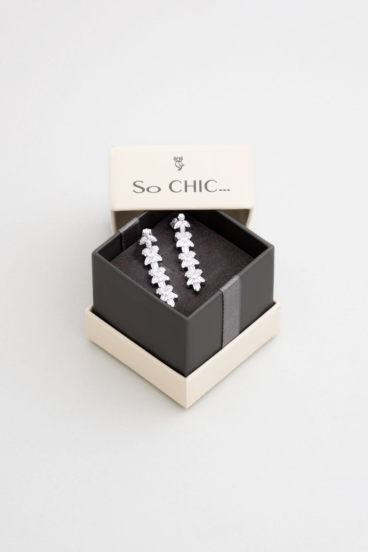 Gelin Çiçeği 18 Ayar Beyaz Altın Kaplama Gümüş Baget Küpe 5072680199