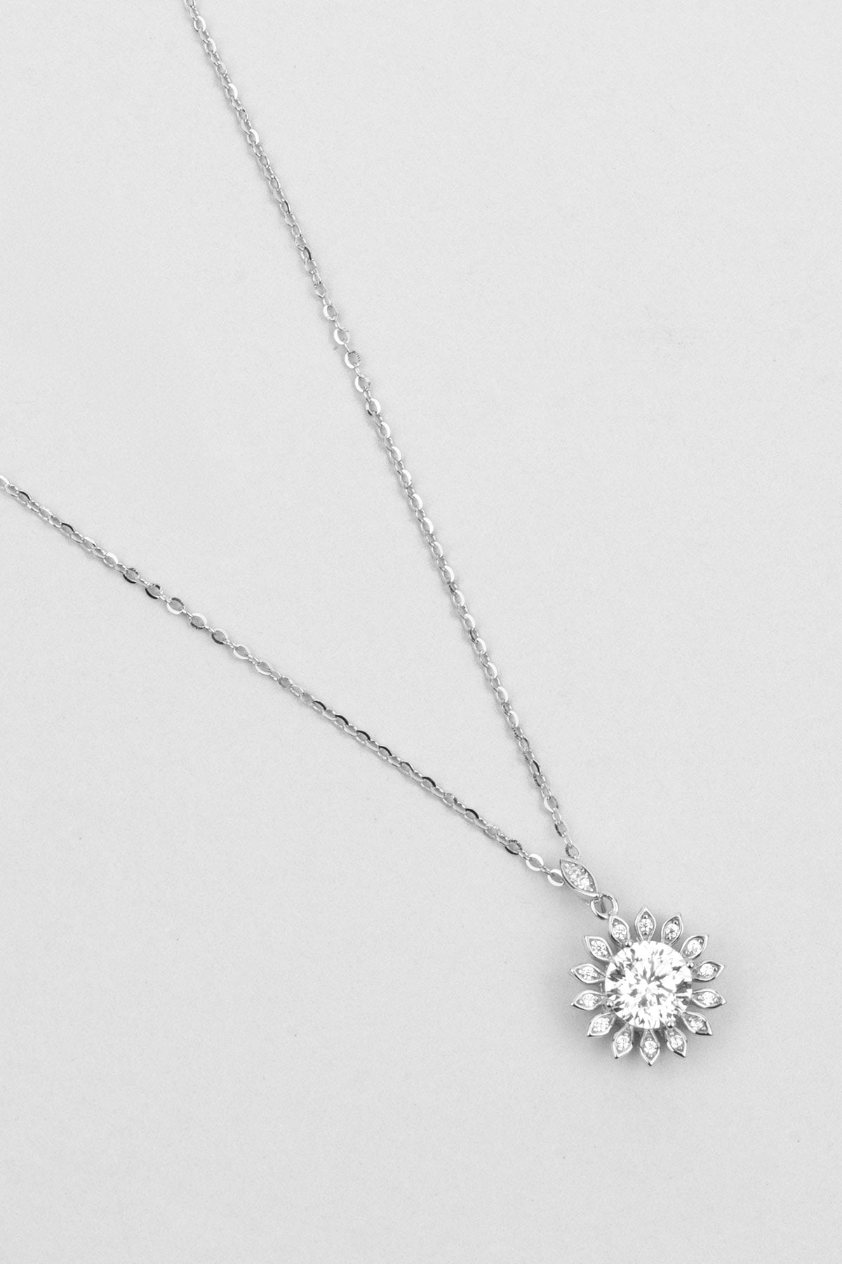 Ay Çiçeği Mozanit 18 Ayar Beyaz Altın Kaplama 44 Cm Gümüş Kolye 5096990199