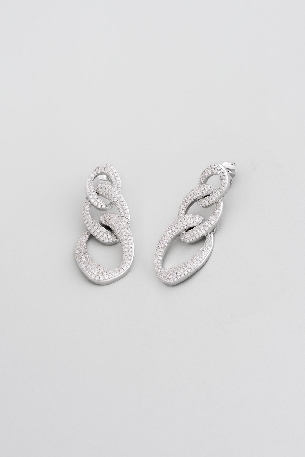 Modern Dokunuş 18 Ayar Beyaz Altın Kaplama Gümüş Zincir Küpe 5121650199