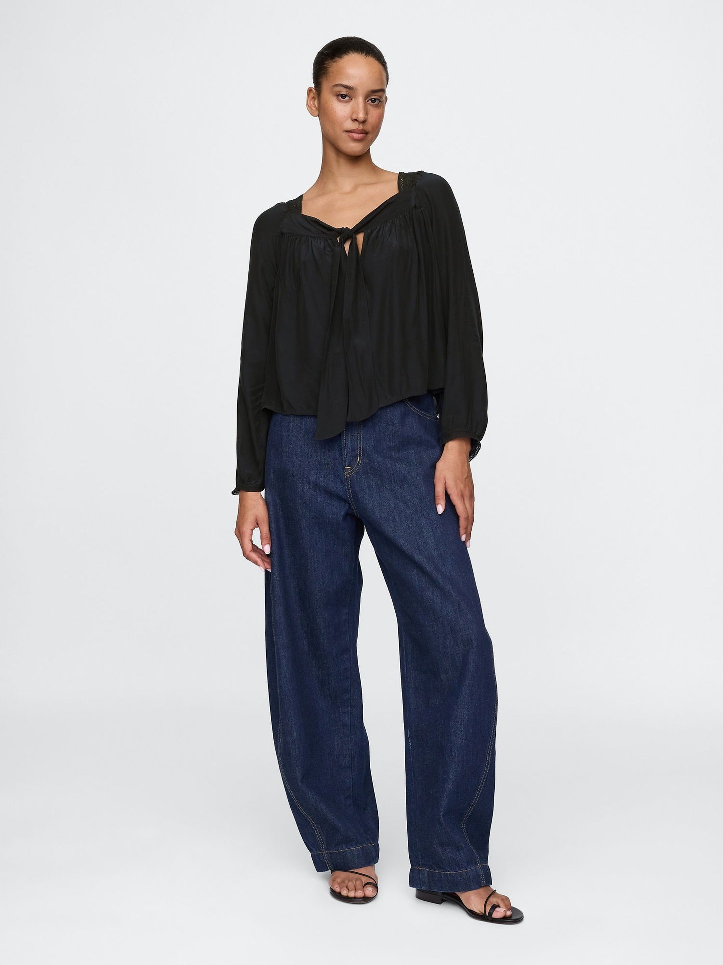 Siyah Fiyonk Detaylı Kare Yaka Crop Bluz
