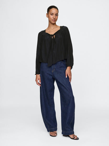 Siyah Fiyonk Detaylı Kare Yaka Crop Bluz